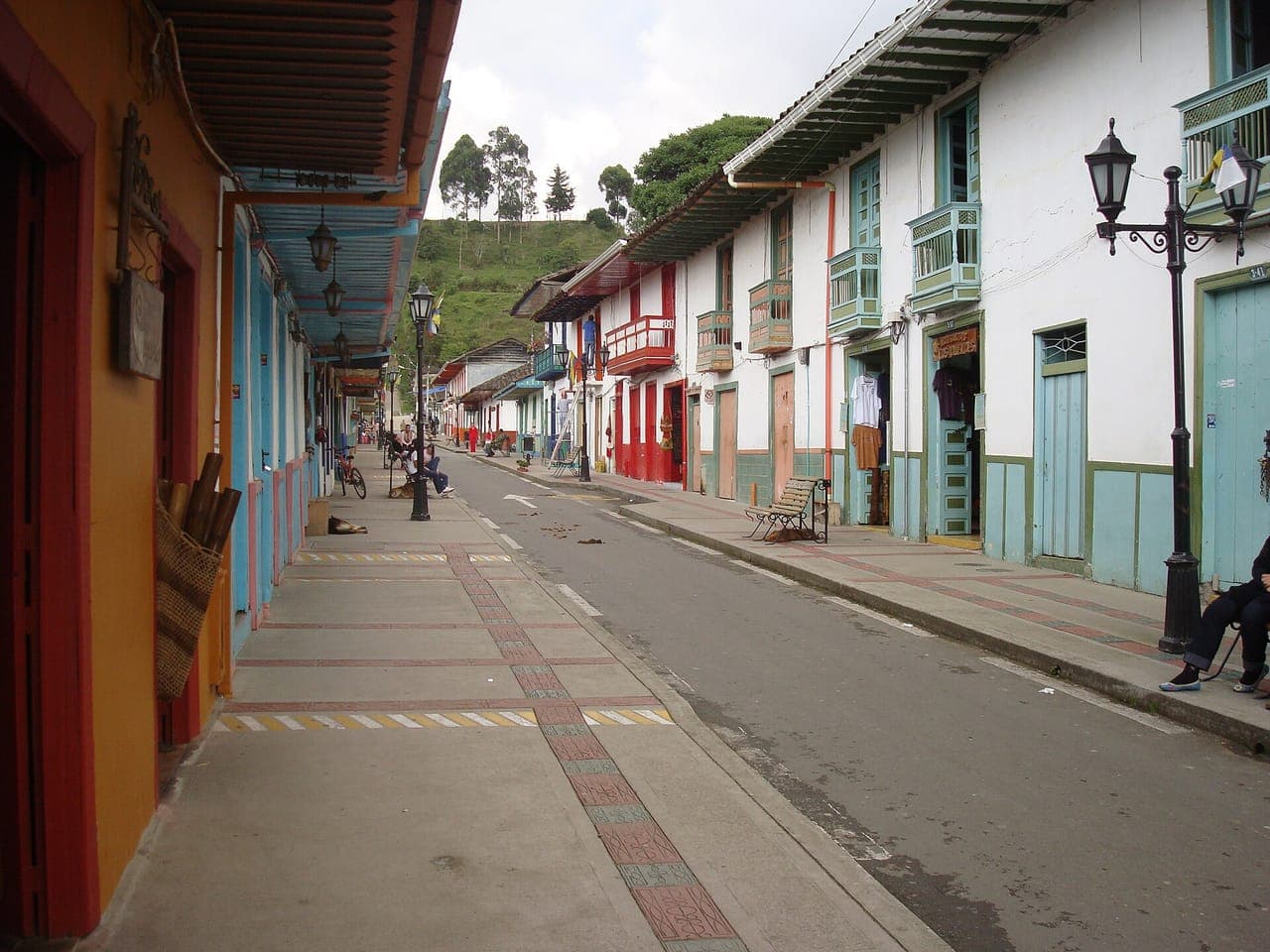 Calle Real de Salento con casas de balcones de colores