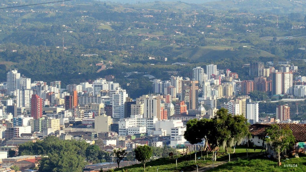 Edificios de Pereira rodeados de montañas