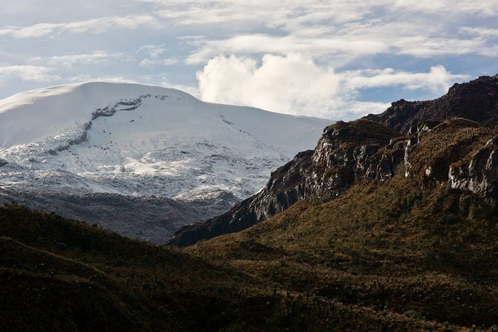 Nevado del Ruiz con nieve sobre el páramo